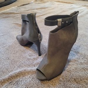 Jennifer Lopez Size 6 Gray High Heel Ancle Strap Boot